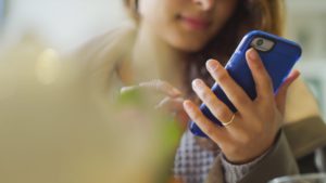 Foto mulher utilizando a tecnologia em um smartphone