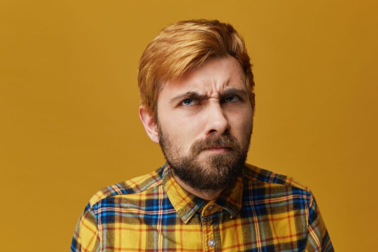 Retrato de rapaz confuso ao ouvir a palavra gerontologia