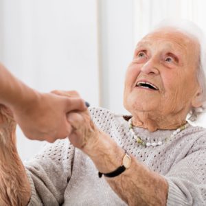 Senhora com Parkinson recebe ajuda