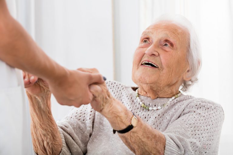 Senhora com Parkinson recebe ajuda