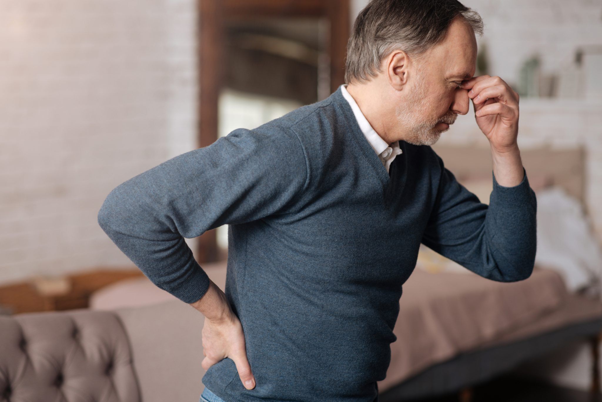Jovem senhor sente os primeiros sintomas do Parkinson