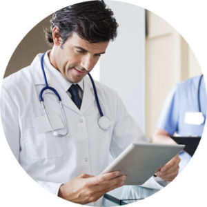 Médico usando o Gero360 para ILPI no tablet