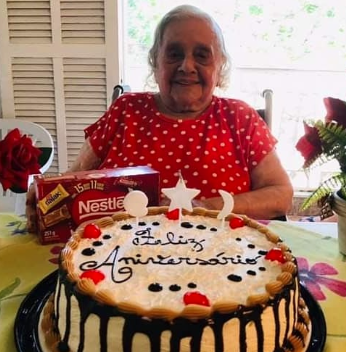 Celebração de aniversário de uma senhora residente na Geriátrica Sollar