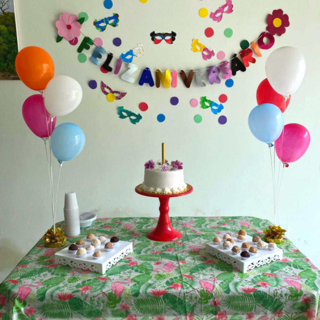 Mesa arrumada, com bolo e docinhos, para comemoração do aniversário de residente do Dedicar Residencial Sênior