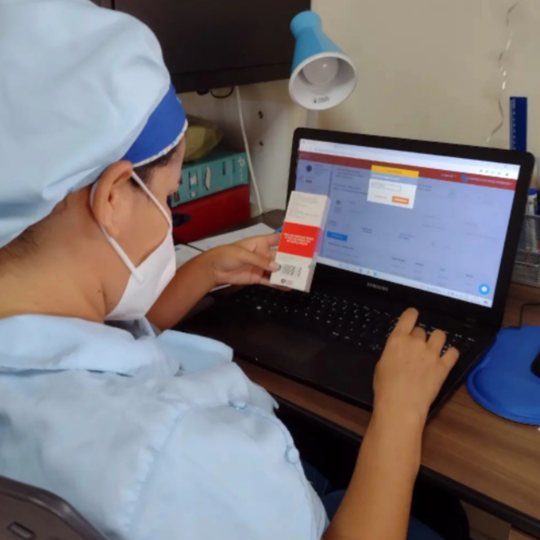 Enfermeira do Longévité, registrando recebimento de medicamento no sistema Gero360