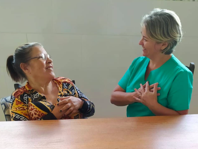 Fundadora do residencial Geriátrico Recanto Verde, Joana Pontes, interagindo com residente idosa
