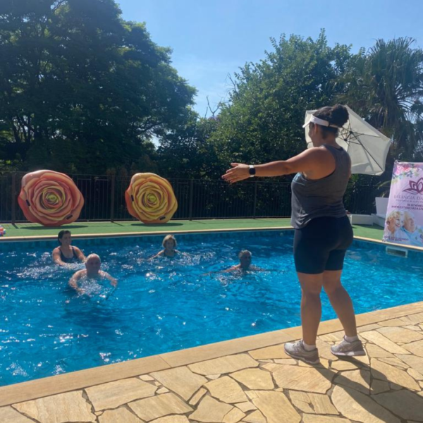 Residente da Estância das Flores realizando atividade física na piscina.