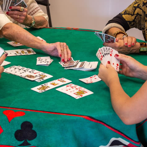 Residentes jogando cartas no Alegro Residencial Sênior – cliente da Gero360 em Campinas