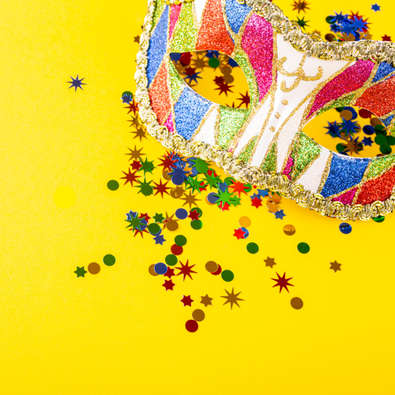 máscara carnavalesca com confetes coloridos