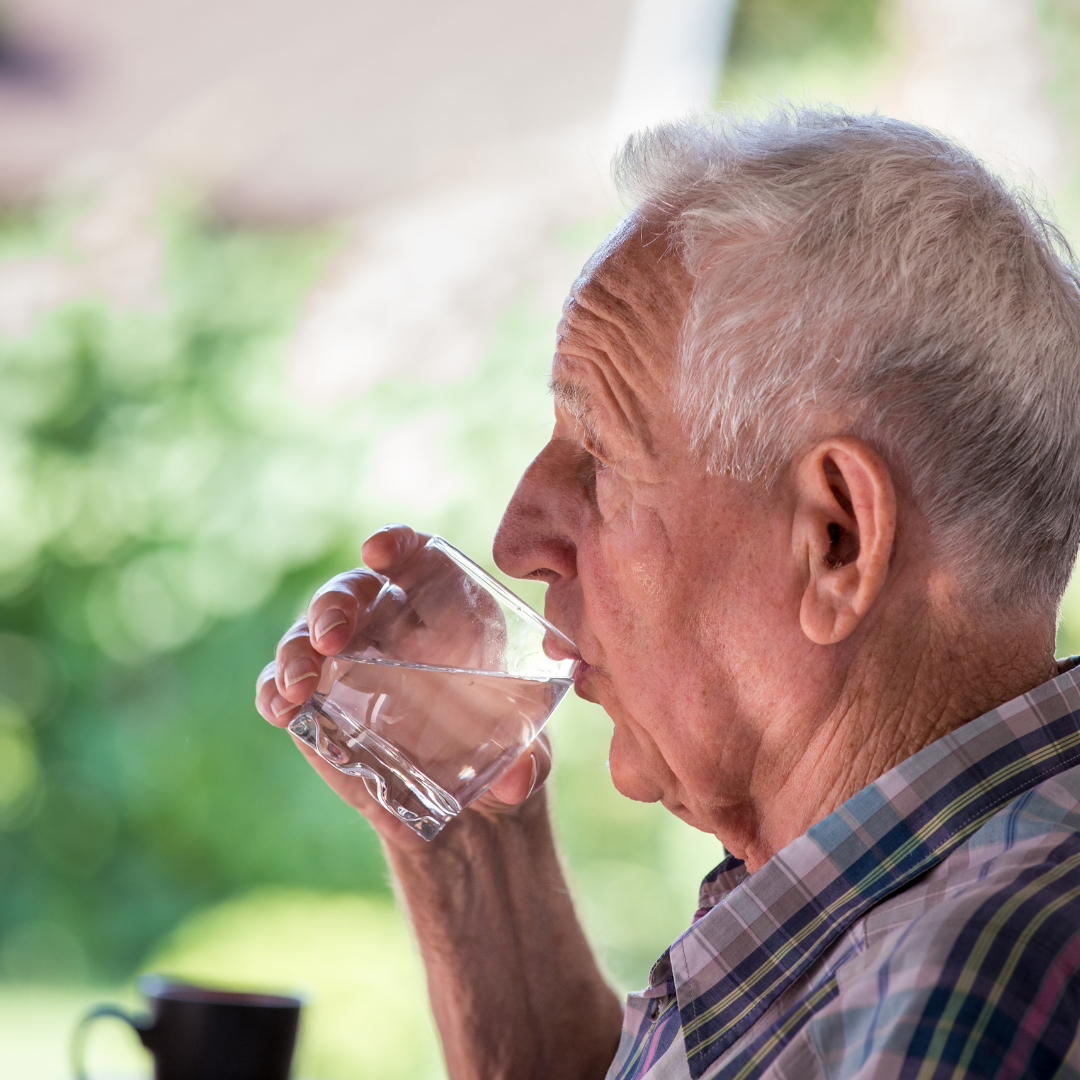 Entenda a importância de beber água na vida de um idoso
