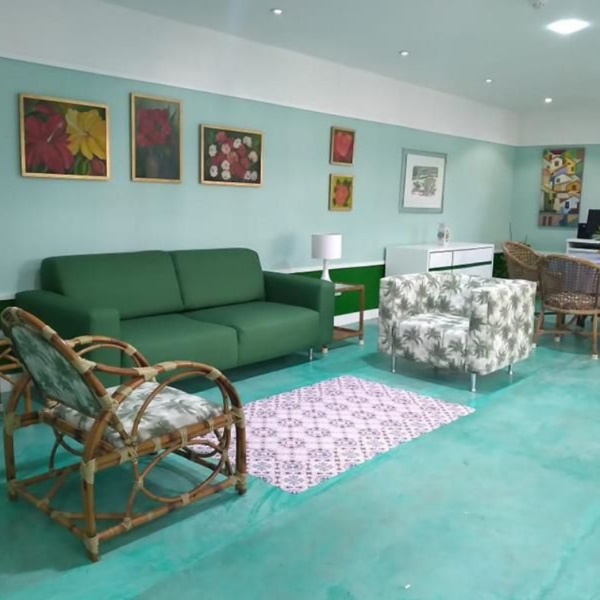 Sala de convivência no Lar União com sofás e poltronas confortáveis, criam um ambiente acolhedor e convidativo para a interação dos residentes.
