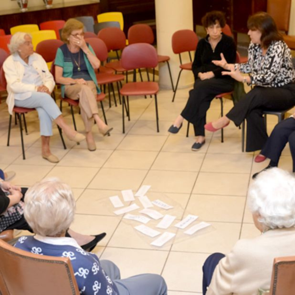 Dinâmicas que fortalecem o estímulo cognitivo, promovem a troca de experiências, reforçam os vínculos sociais e estimulam a memória afetiva dos residentes.