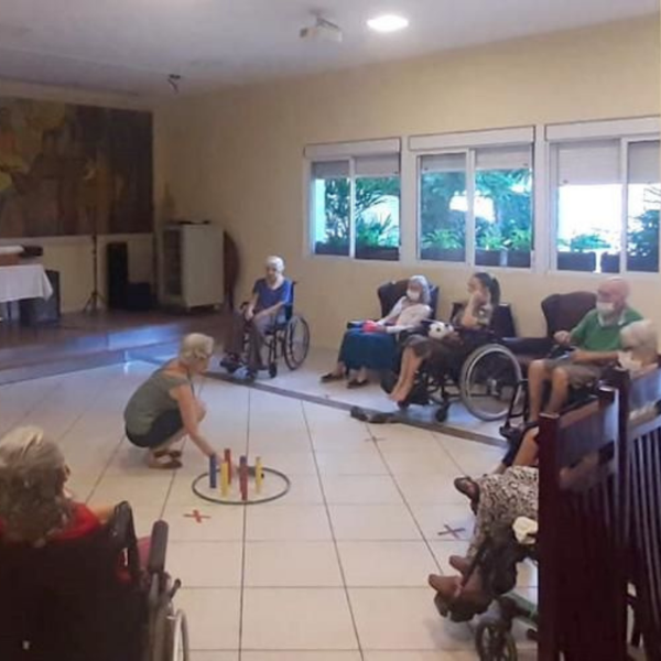 Atividades de lazer e estimulação cognitiva fazem parte da rotina dos residentes, promovendo autonomia, interação social e qualidade de vida.