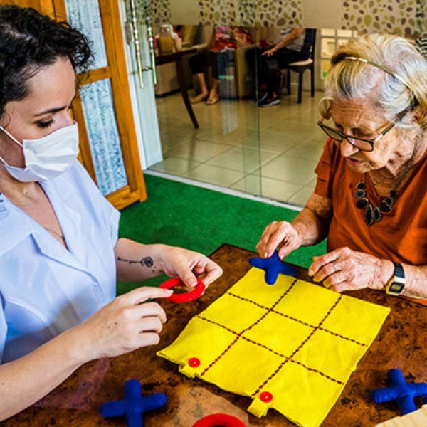 No Solar Itaipú, atividades lúdicas como jogos de raciocínio promovem estímulo cognitivo, fortalecimento da autonomia e momentos de interação social entre idosos.