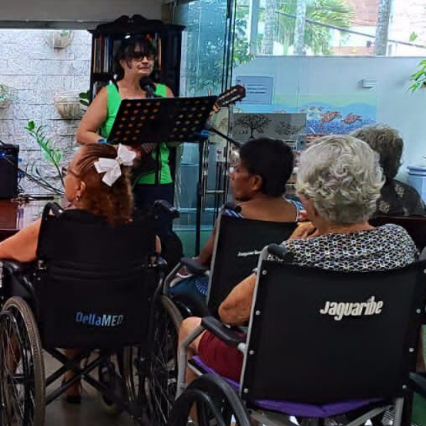 No SoLar Itaipú, apresentações musicais integram a rotina dos residentes, estimulando a memória, a socialização e a alegria.