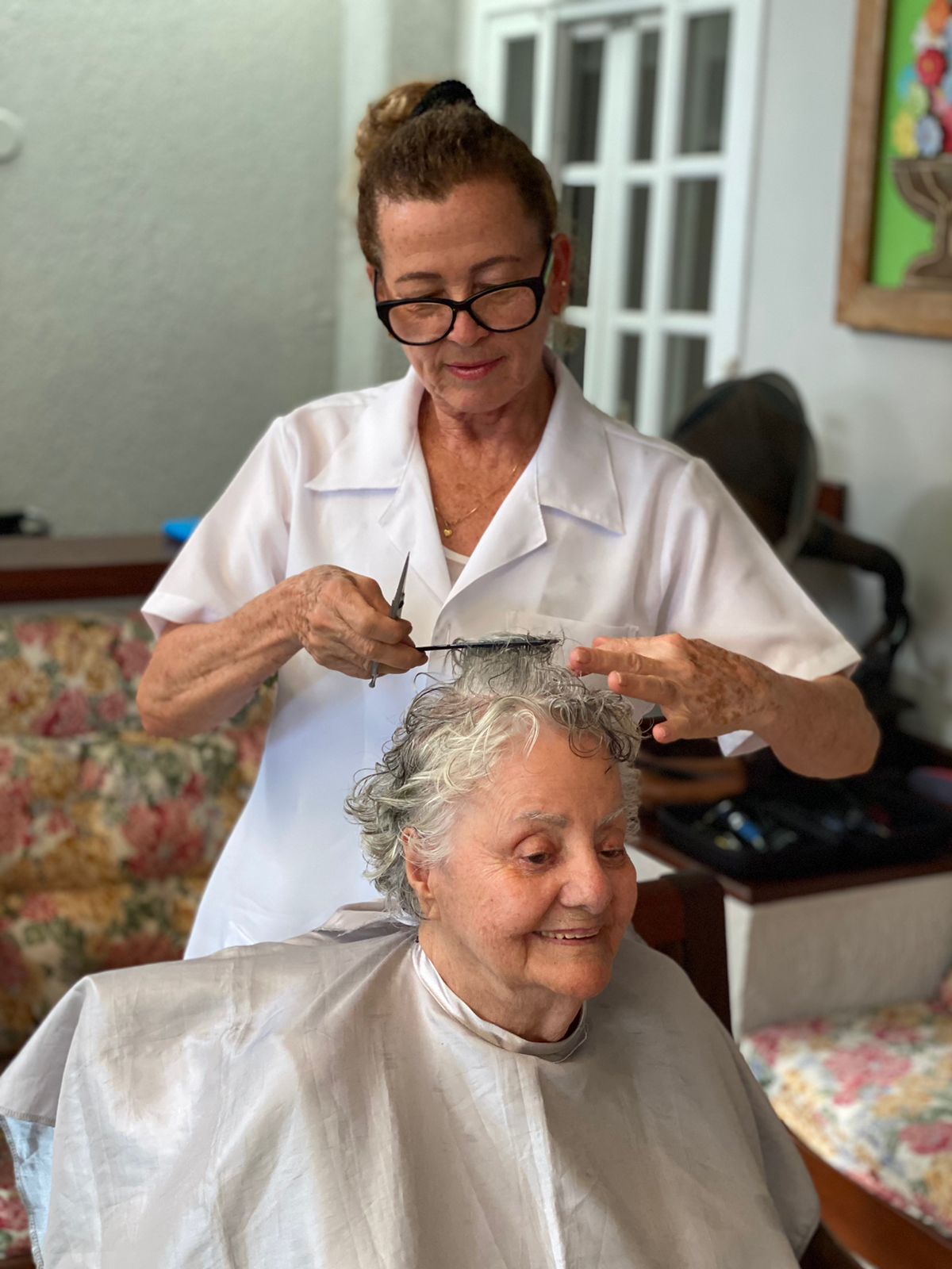 Senhora idosa recebendo corte de cabelo profissional