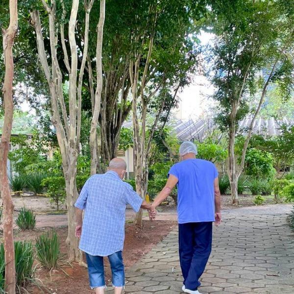 Ambiente amplo, arborizado e em meio à natureza