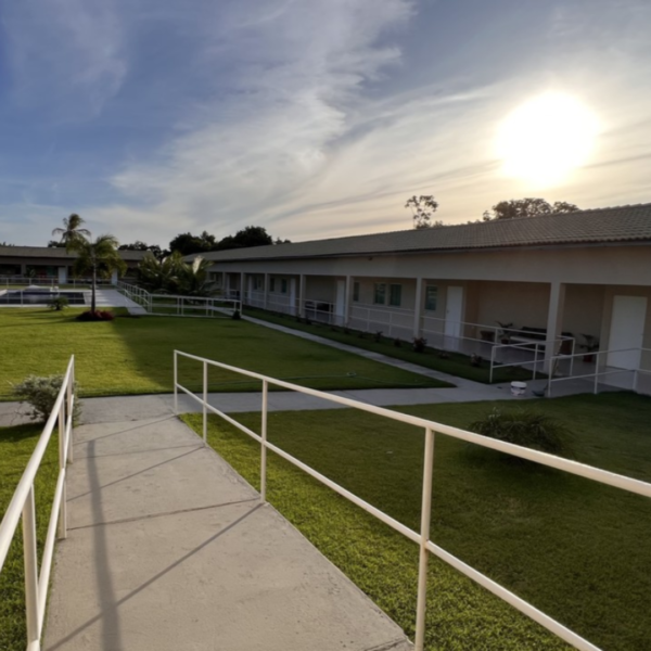 Fachada do Estação Verde Residencial Sênior com jardins e acessibilidade.