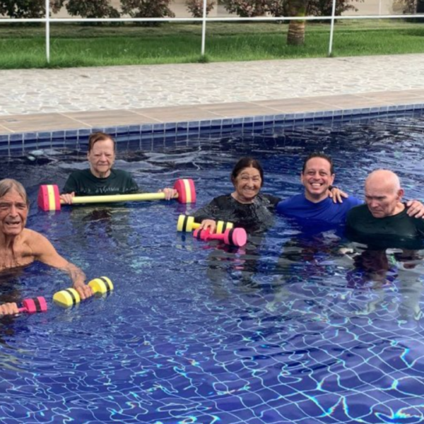 Residentes da Estação Verde participando de hidroterapia na piscina.