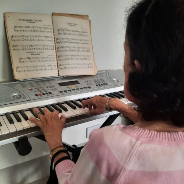 A música é uma ferramenta para estimular a autonomia, a criatividade e a memória dos idosos.