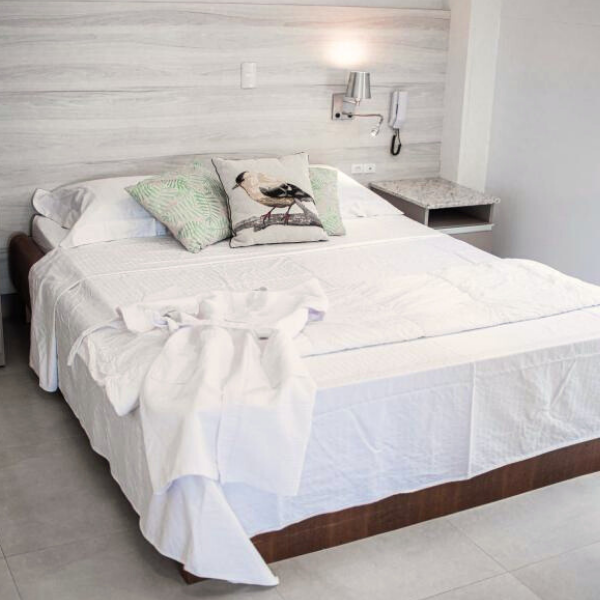 Quartos individuais com padrão de hotelaria premium.