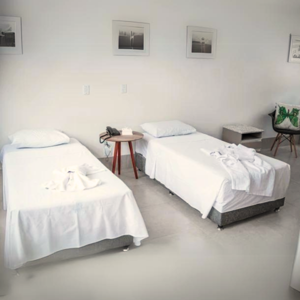 Quartos compartilhados com padrão de hotelaria premium.
