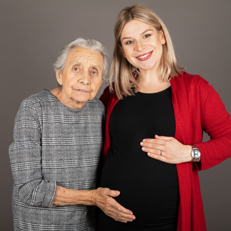 Idosa ao lado de mulher grávida, simbolizando o cuidado entre gerações e a importância da saúde materna no contexto do Dia Mundial da Saúde 2025.
