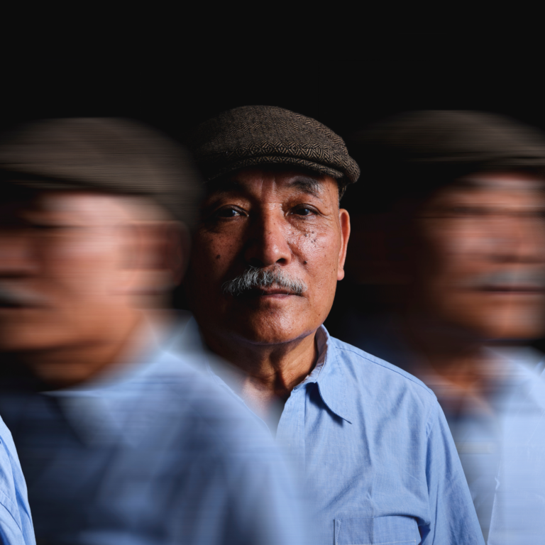 Homem idoso com expressão séria ao centro, com efeitos de movimento borrado dos lados, simbolizando os impactos neurológicos da Doença de Parkinson.