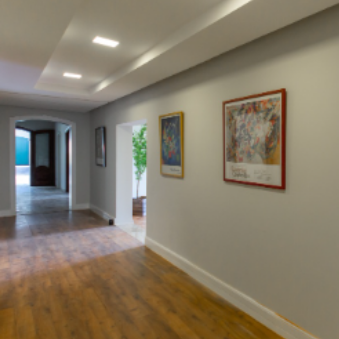 Corredor do Alegro Residencial Sênior com quadros decorativos – cliente da Gero360 em Campinas