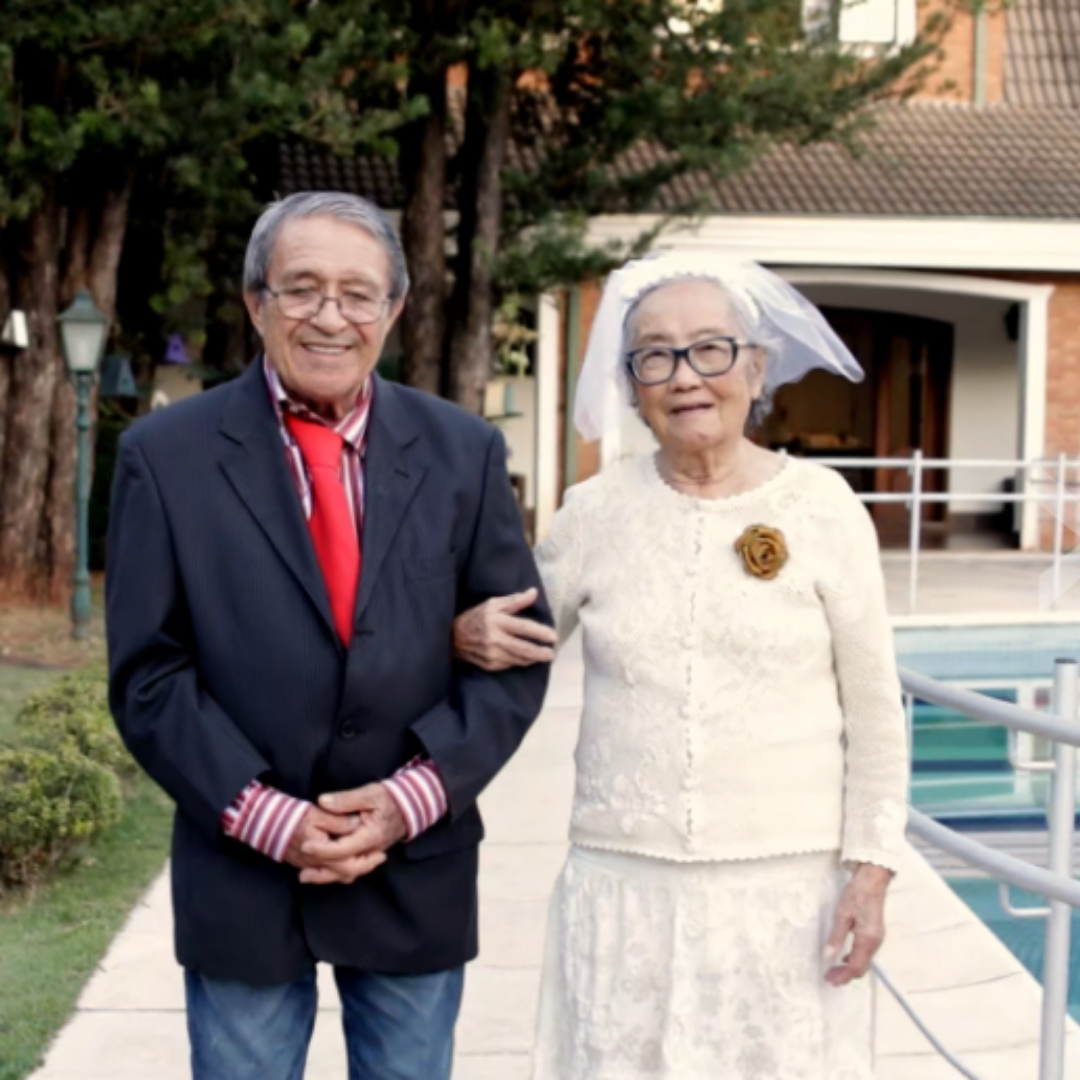 Dois residentes em festa junina no Alegro Residencial Sênior – cliente da Gero360 em Campinas