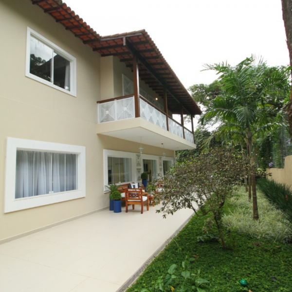Área externa mostrando a lateral, em tons de bege, do Residencial Sênior Casa do Bosque
