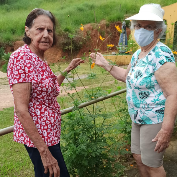 Residentes do Recanto Verde passeando no jardim