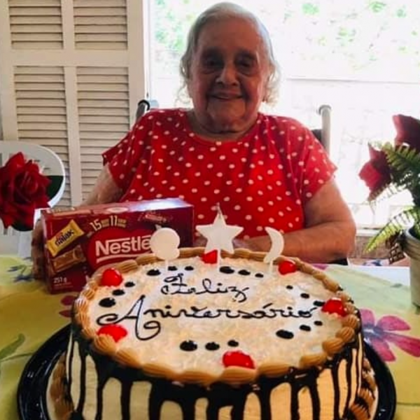Celebração de aniversário de uma senhora residente na Geriátrica Sollar