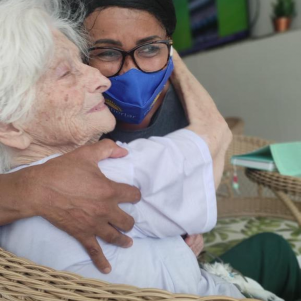 Carinho e amor no cuidado humanizado e personalizado à pessoa idosa.