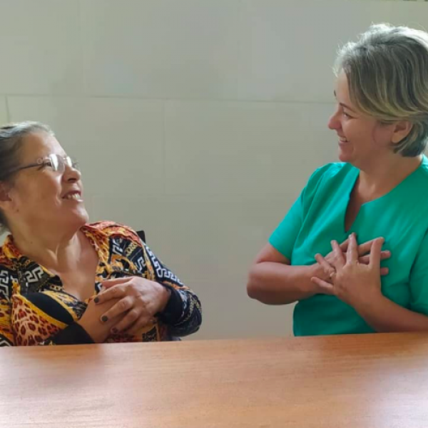 Fundadora do residencial Geriátrico Recanto Verde, Joana Pontes, interagindo com residente idosa