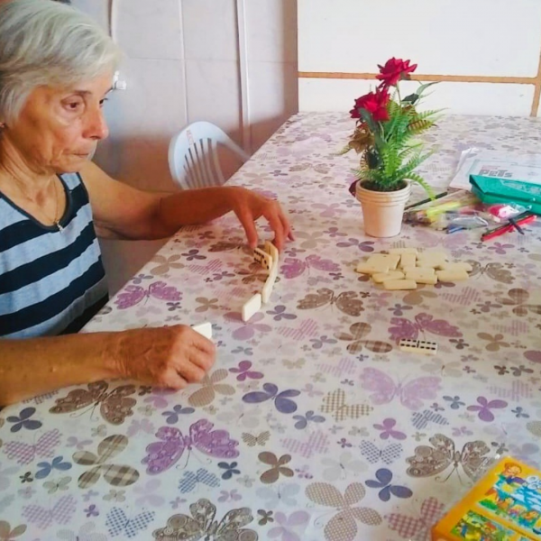 Residente jogando dominó Geriátrica Sollar