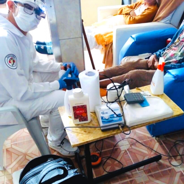 Profissional de podologia cuidando dos pés de uma residente da Geriátrica Sollar