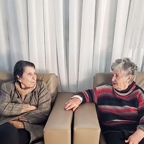 Foto de duas senhoras, residentes da Habvita Cidade Alta, conversando