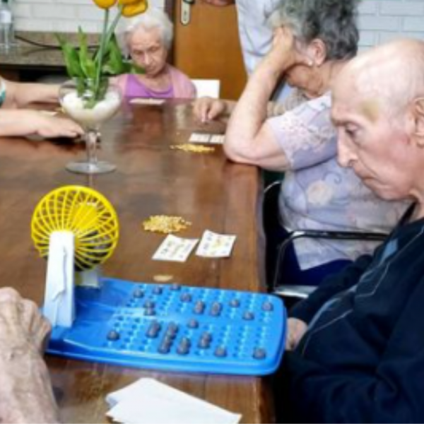Foto dos residentes da Habvita Cidade Alta jogando bingo
