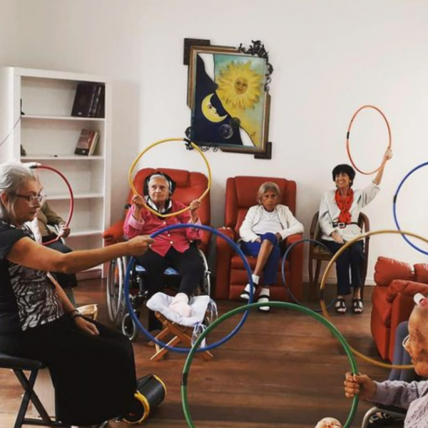 Exercícios de pilates realizados coletivamente com orientação de fisioterapeuta