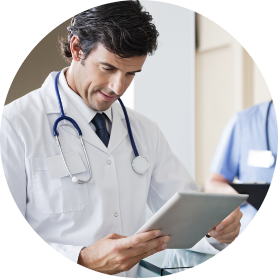 medico-tablet Médico usando o Gero360 para ILPI no tablet