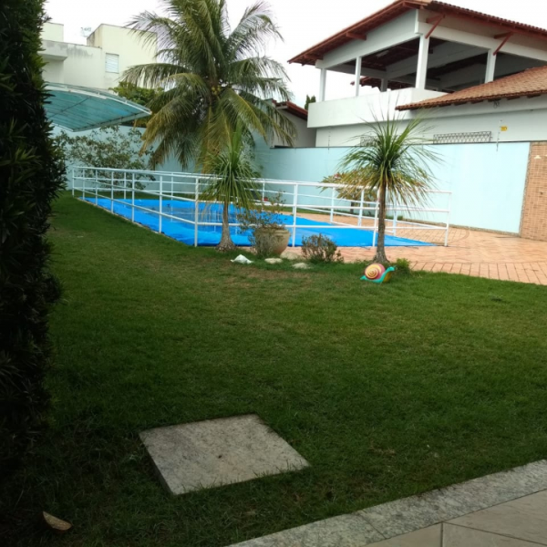 Jardim gostoso com piscina para lazer e estimulação física dos moradores