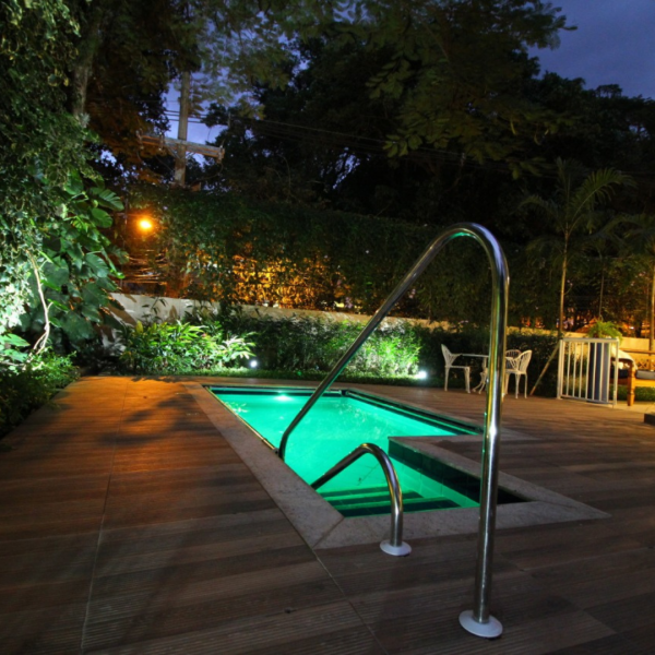 Imagem noturna de piscina iluminada