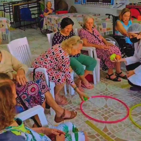 Grupo de residentes do Longévité sentados em roda para realização de atividade física