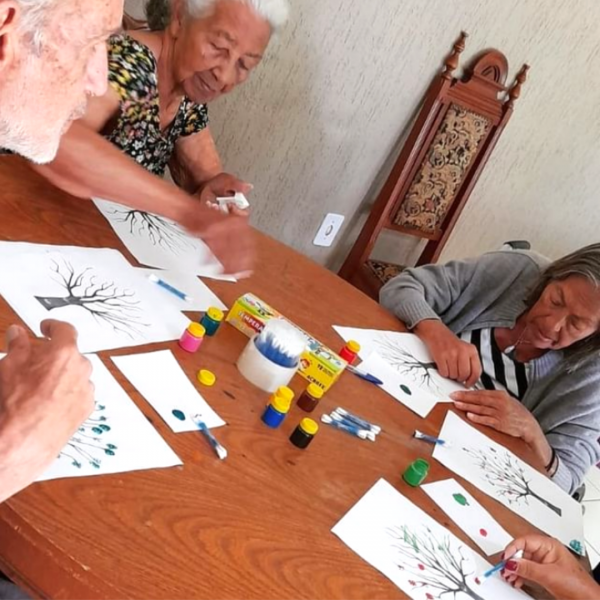 Residentes do Dedicar Residencial Sênior realizando atividade artesanal coletiva
