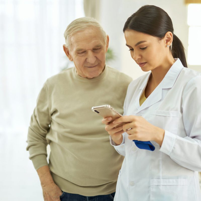 nurse-and-elderly-man-reading-messages-on-mobile-p-2023-11-27-05-34-10-utc-scaled.jpg