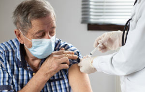vacina contra covid em idoso